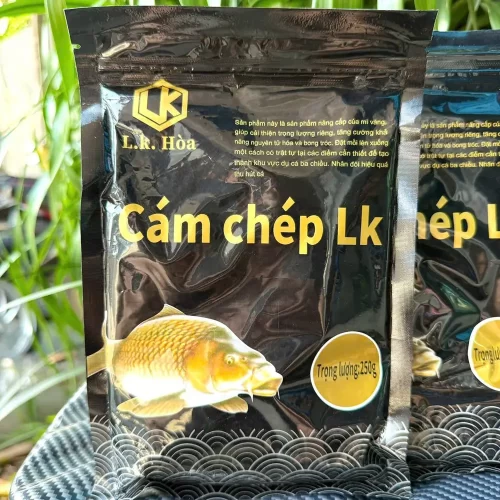 Bao bì chính hãng mồi câu Cám chép đen LK với logo L.K Hòa in nổi bật và sắc nét