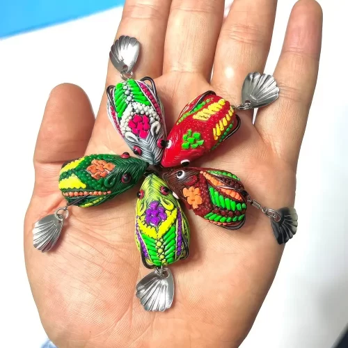 Cận cảnh 5 phiên bản màu sắc đa dạng của mồi câu lure Chuột Tiểu LK trên lòng bàn tay