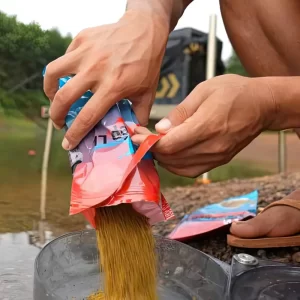 Hướng dẫn cách đổ cám từ bao bì mồi câu cám chép LK túi đỏ vào chậu pha mồi thực tế tại hồ