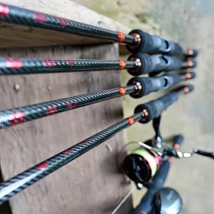 Cận cảnh vân carbon xoắn trên thân cần câu lure LK Hòa SV Pro 2025