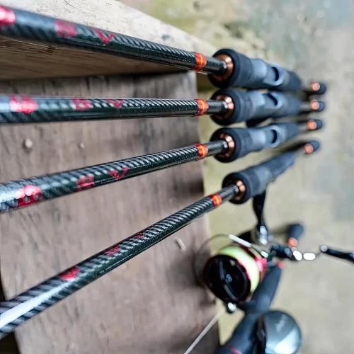 Cận cảnh vân carbon xoắn trên thân cần câu lure LK Hòa SV Pro 2025