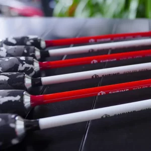 Cận cảnh thân cần câu lure Tiểu học LK Shrimp Solid Spin hai màu đỏ và trắng nổi bật