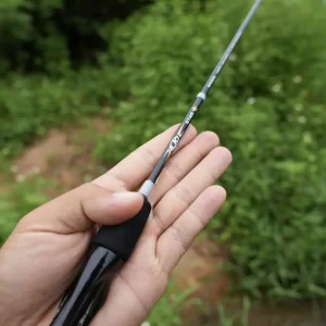 Trên tay cần câu lure Tiểu Lk phiên bản Star màu đen với thiết kế cán mút EVA cao cấp