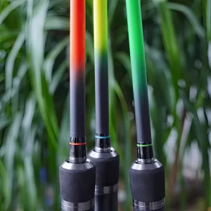 Cận cảnh gốc cần câu lure TWO LK với ba màu cam, vàng và xanh chuối