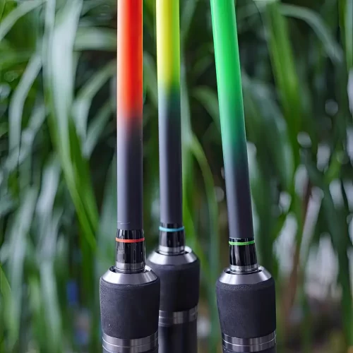 Cận cảnh gốc cần câu lure TWO LK với ba màu cam, vàng và xanh chuối