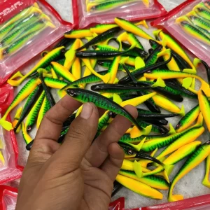 Cận cảnh cần thủ cầm mồi mềm NFF màu xanh bụng vàng cực nhạy câu cá lóc