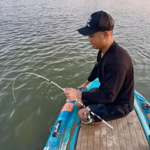 Cần thủ đang trải nghiệm câu thực tế với cần câu lure Tiểu Lk trên thuyền