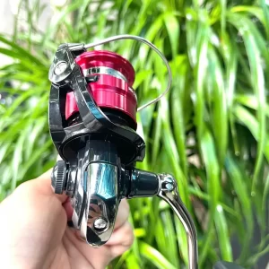 Góc nhìn từ trên xuống chân máy và thân máy đứng DAIWA MG S LT cực kỳ sắc sảo