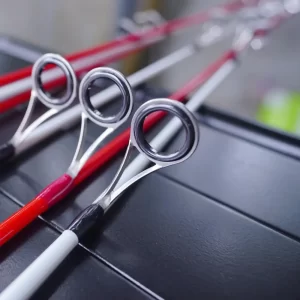 Cận cảnh khoen cần câu Shrimp Solid Spin với chân khoen chắc chắn và vòng sứ mịn