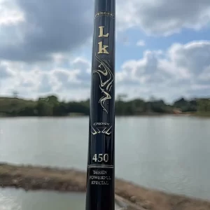 Cận cảnh thiết kế sang trọng và logo trên thân Cần Tổng hợp LK bản thường size 4m5