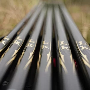 Độ hoàn thiện sắc nét của lớp sơn và họa tiết trên dòng cần đài LK