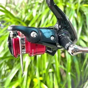 Cận cảnh thân máy câu đứng DAIWA MG phiên bản size 2500-XH chính hãng