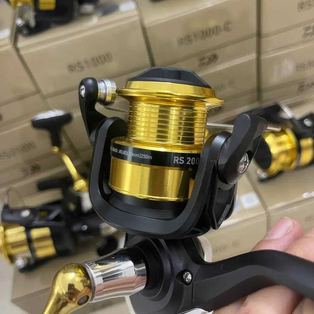 Cận cảnh bộ phận ống chứa dây Spool của máy câu lure DAIWA RS giúp ném mồi xa