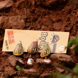 Chi tiết đuôi thìa đồng và lưỡi câu siêu cứng của mồi câu lure Bọ LK