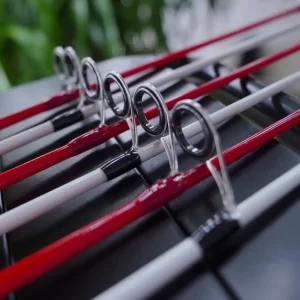 Dàn khoen hướng dẫn trên thân cần câu lure LK Hòa bản màu đỏ trắng bắt mắt