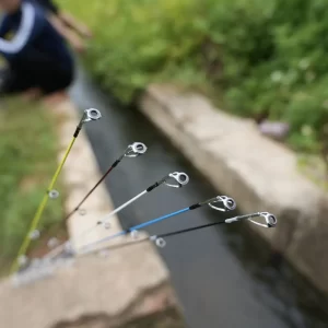 Chi tiết hệ thống 5 khoen tiêu chuẩn của cần câu lure Tiểu Lk giúp ra dây mượt mà