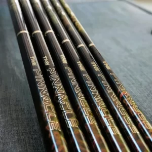 Thiết kế vân carbon và họa tiết The Pinnacle trên thân cần LK Pro Rô Chép 2025