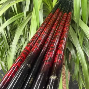 Họa tiết vân carbon rồng 3D màu đỏ đen tinh xảo trên thân cần câu đài LK