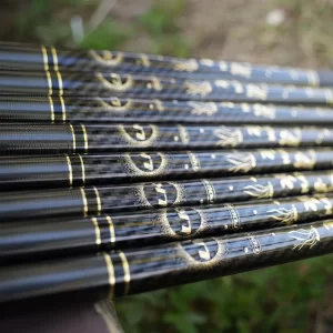 Cận cảnh họa tiết rồng phượng tinh xảo trên phôi carbon của cần đài LK bản VIP 2024