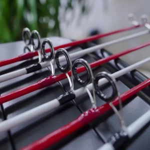 Hình ảnh hàng khoen chạy dọc theo thân cần câu lure tiểu học LK thiết kế tinh xảo