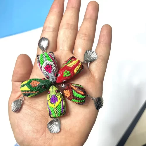 Kích thước nhỏ gọn thực tế của mồi câu lure Chuột Tiểu LK khi cầm trên tay