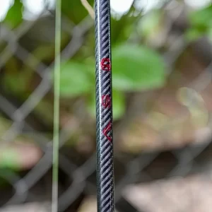 Logo SV được in sắc nét trên nền carbon của cần câu lure LK Hòa bản 2025