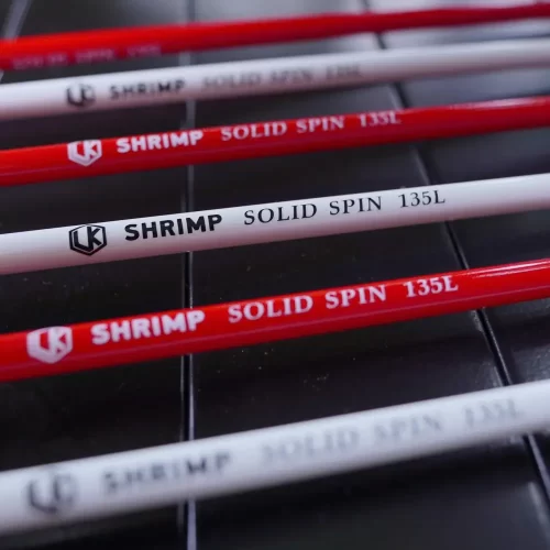 Logo LK và tên model Shrimp Solid Spin 135L in sắc nét trên thân cần câu