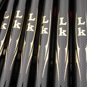 Cận cảnh logo thương hiệu LK và vân carbon trên thân cần câu