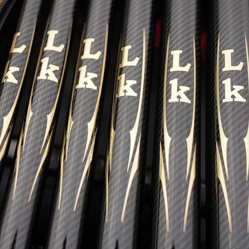 Cận cảnh logo thương hiệu LK và vân carbon trên thân cần câu