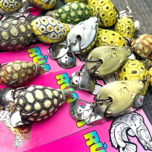 Mặt dưới mồi câu rùa LK có dập nổi chữ ký thương hiệu LK Hòa chính hãng