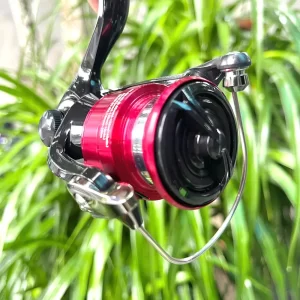 Mặt trước máy câu lure DAIWA MG S LT với thiết kế Air Rotor và Spool đỏ bắt mắt