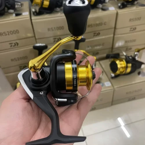 Máy câu đứng DAIWA RS 1000-C chính hãng với tay quay vàng đồng nổi bật