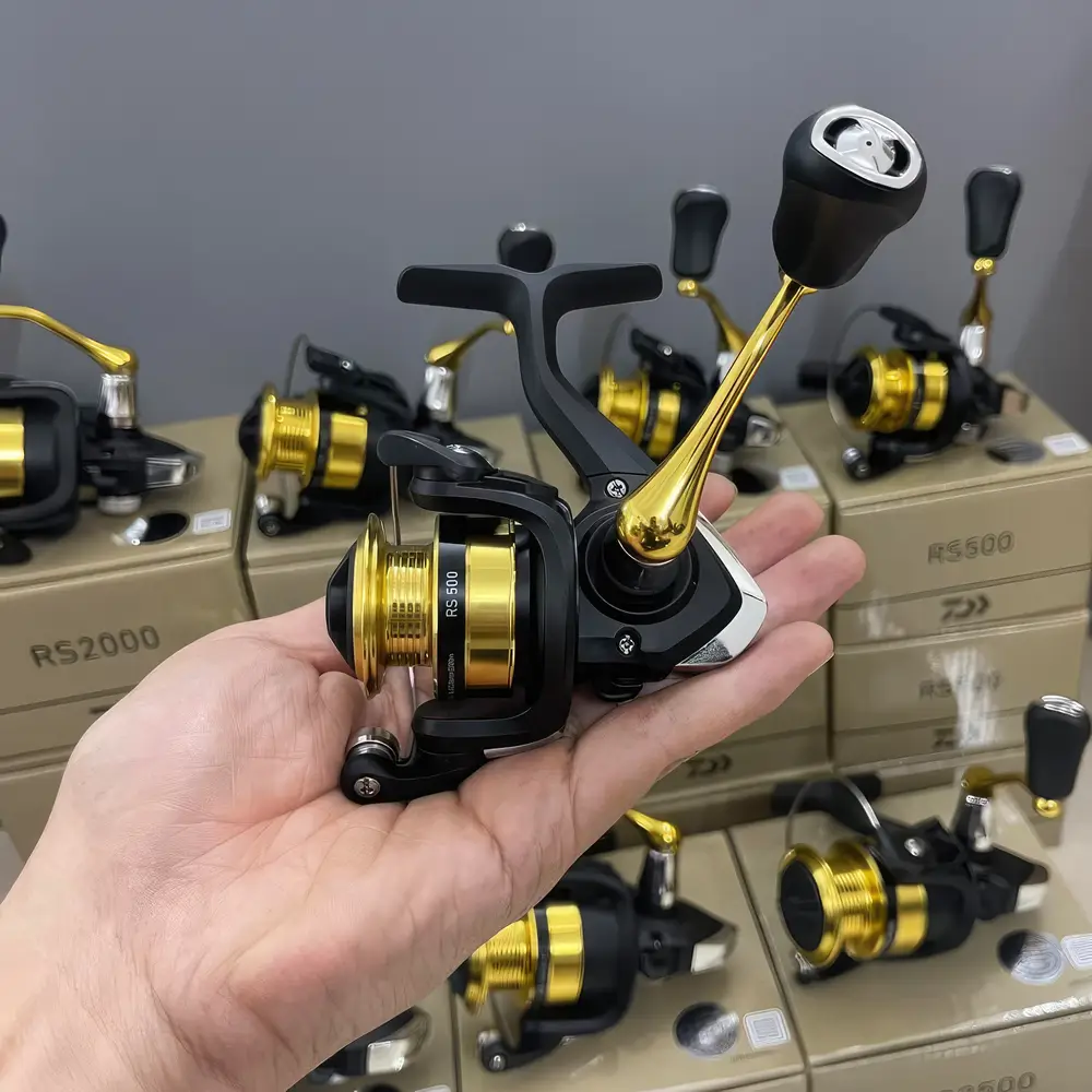 Máy câu đứng DAIWA RS 500 kích thước nhỏ gọn phù hợp cho người mới tập câu lure