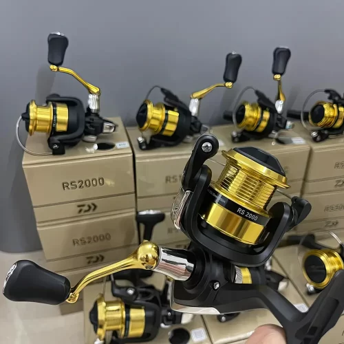 Cận cảnh máy câu lure DAIWA RS 2000 màu vàng đen sang trọng trên tay cần thủ
