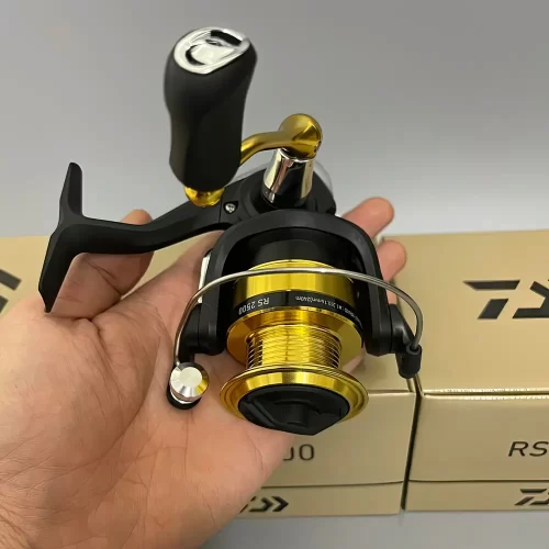 Hình ảnh thực tế máy câu lure DAIWA RS 2500 thiết kế chắc chắn và bền bỉ