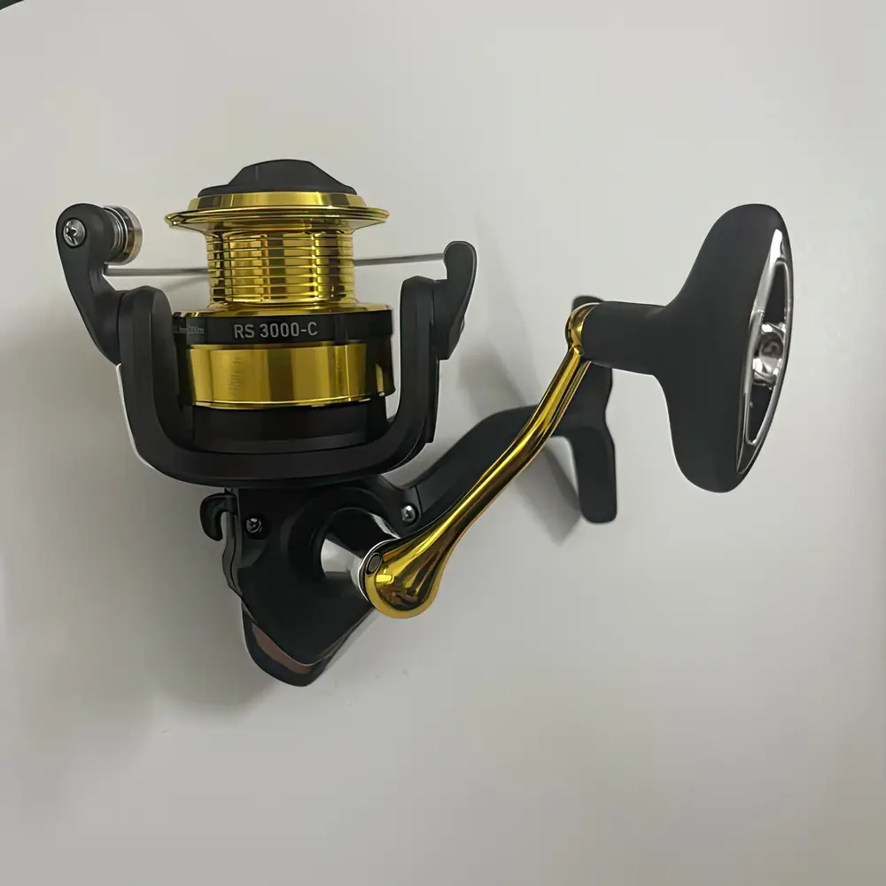Chi tiết máy câu lure DAIWA RS 3000-C với spool ABS kim loại sáng bóng