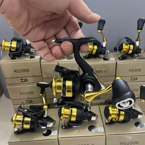Máy câu lure DAIWA RS 500 siêu nhẹ chuyên dùng cho câu lure cá lóc và cá mương