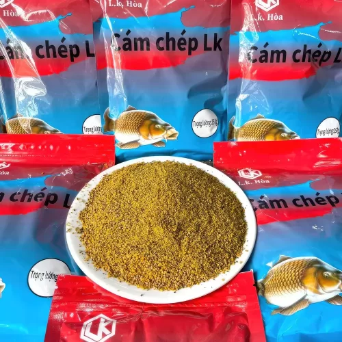 Hình ảnh bao bì và đĩa mồi câu cám chép LK đã được đổ ra để quan sát độ mịn và màu sắc