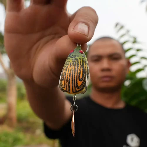 Hình ảnh thực tế mồi câu lure Bọ LK màu xanh rêu cực nhạy cá lóc