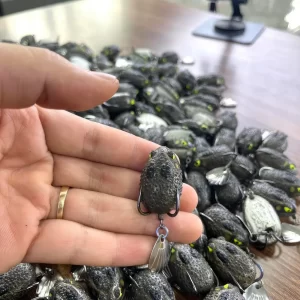 Cận cảnh mặt lưng mồi hơi Cóc LK với lưỡi BKK chống vướng và thìa xoay inox