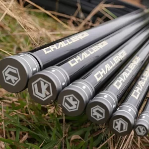 Cận cảnh logo thương hiệu LK và vân carbon trên thân cần câu