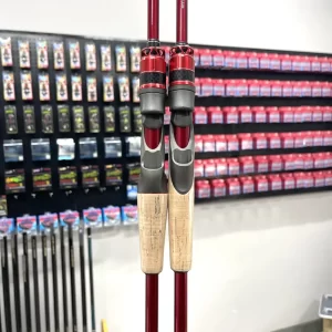 Cận cảnh bát máy và tay cầm gỗ bần sang trọng của cần câu lure LK Cán gỗ