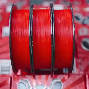 Các cuộn dù câu lure LK RED X8 xếp hàng ngang khoe sắc đỏ da nhiệt bền bỉ, không phai màu khi sử dụng