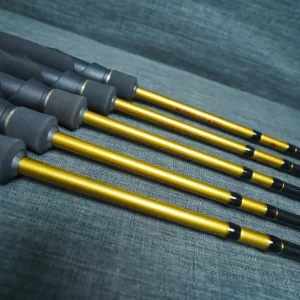 Cận cảnh tay cầm mút xốp màu đen của cần lure Học sinh LK Hòa phối vàng