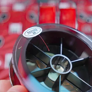 Mặt sau lõi dây dù câu lure LK RED X8 có dán tem kiểm định chất lượng đảm bảo sản phẩm chính hãng từ LK Hòa