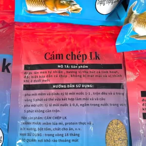 Mặt sau bao bì mồi câu cám chép LK ghi rõ thành phần mầm lúa mì, bột tôm và hướng dẫn sử dụng