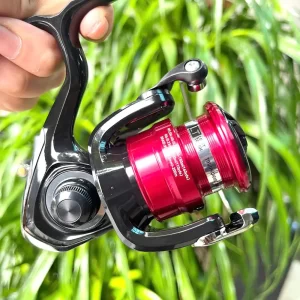 Tem chứng nhận công nghệ Light and Tough trên máy câu lure DAIWA MG chính hãng