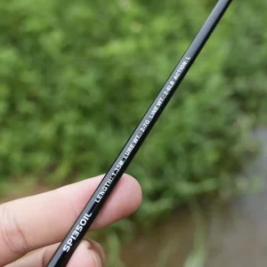 Cận cảnh thông số kỹ thuật trên thân cần câu lure Tiểu Lk với chiều dài 1m35 và độ cứng L