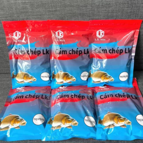 Các gói mồi câu cám chép LK túi đỏ trọng lượng 250g được xếp ngay ngắn sẵn sàng giao khách