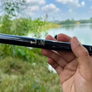 Hình ảnh thực tế cầm cần Rô chép LK bản thường trên tay cần thủ